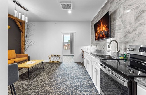 Ellsworth Apartment | Stone Park