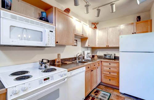 River Run Condo | Studio condo w/full kitchen Walk to the slopes Kids Ski Free by RedAwning
