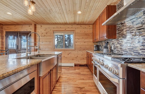 Divide House | Stunning 63 Acre Private Ranch with Pike Peak Views and Space to Roam, Pets with Fee