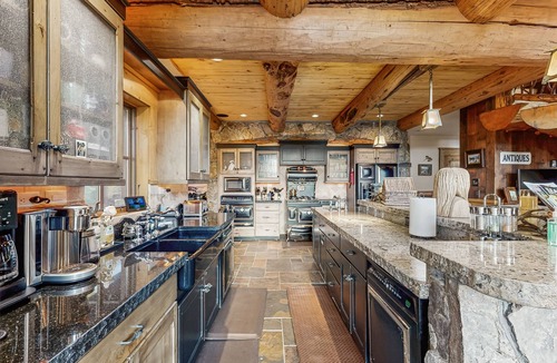Leadville House | Stunning Cabin with wifi, mountain views, private hot tub & secluded location