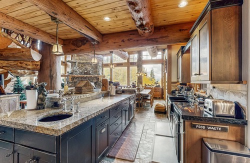Leadville House | Stunning Cabin with wifi, mountain views, private hot tub & secluded location