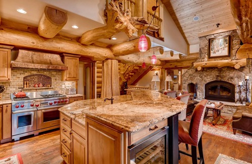 Baldy Mountain House | STUNNING custom log home, 4 en-suites, amazing views, hot tub, pool table!
