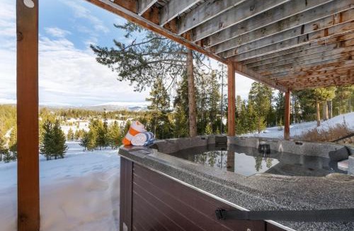 Pole Creek Meadows House | Stunning Mountain Retreat with View and Private Hot Tub