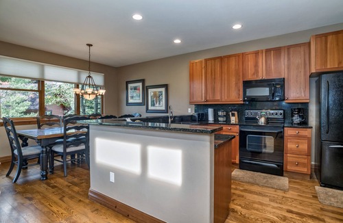 The Highlands House | Stunning Ski Home with Mtn Views, Complimentary Shuttle to Breck, Highly Rated!