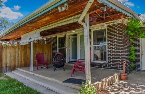 Southeast House | Stunning Upper Family Unit with King Beds & Yard