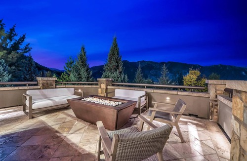 Aspen House | Stunning View Estate (2.6 acres) Walking distance to town