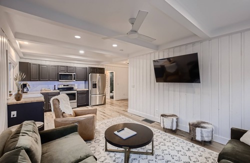 Bailey Cabin | Stylish 2-bedroom Cabin with Breathtaking Mountain Views + Hot Tub