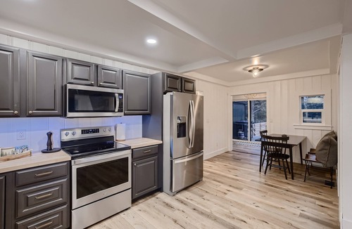 Bailey Cabin | Stylish 2-bedroom Cabin with Breathtaking Mountain Views + Hot Tub