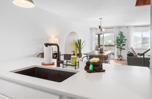 Summit Cove House | Stylish 2BR Near Trails and Slopes