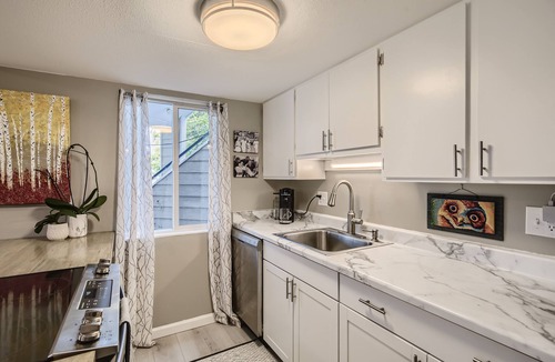 Foothills Condo | Stylish and bright, perfect for your getaway