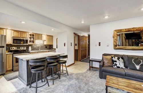 Warrior's Mark Condo | Stylish and convenient to town and the slopes! Lances West 11