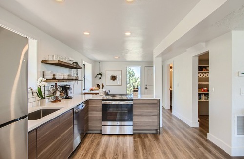 Golden House | Stylish and inviting home in Golden- Indoor Fireplace, Wi-Fi, and stunning views