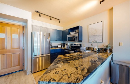 River Run Condo | Stylish & Bright Mountain Getaway W/Shared Pool/Hot Tubs - Walk to Lifts