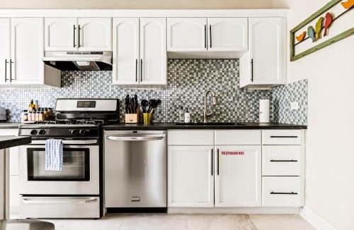 West Colfax Apartment | Stylish City Retreat - King Beds - Walk to Sloans Lake