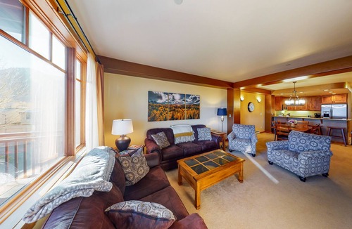Frisco Condo | Stylish Condo w/Mountain View, Shared Hot Tub, Free WiFi, Elevator - Near Skiing