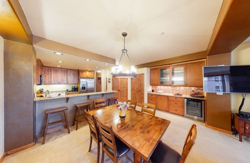 Frisco Condo | Stylish Condo w/Mountain View, Shared Hot Tub, Free WiFi, Elevator - Near Skiing