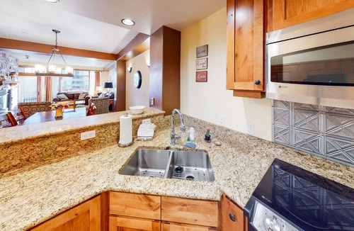Frisco Condo | Stylish Condo w/Mountain View, Shared Hot Tub, Free WiFi, Elevator - Near Skiing