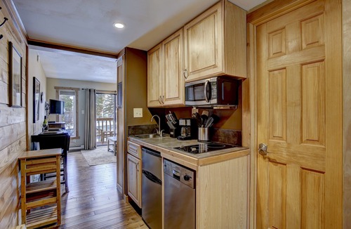 Four O'Clock Condo | Stylish King Bed Studio – Ski In, 200 Steps to Lift, Walk to Main Street