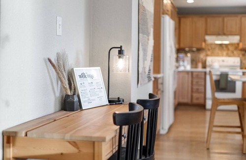 Skyway House | Stylish Spacious Retreat in Skyway - Broadmoor Area - Walk to Hiking - Sleeps 5