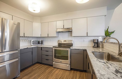 Barths House | Stylish Townhouse w/Spa-like Décor!