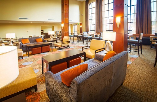 Northfield Apartment | Suite Near the Central Park Rail Station | Free Breakfast Buffet, Pool Access