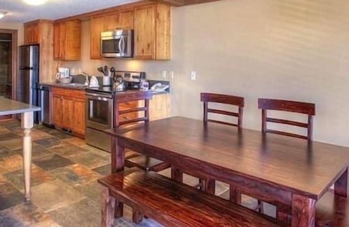 Baldy Mountain Resort | Suite Sleeps 6 | Hot Tub | Lounge | Concierge