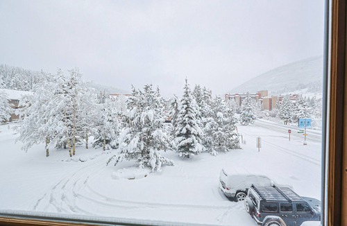 Copper Mountain Village Condo | Summit House Short Walk to Skiing, Covered Parking Balcony w/Panoramic Views