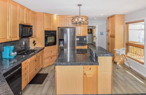 Windsor House | Sunny 6 King Bed Family Haven
