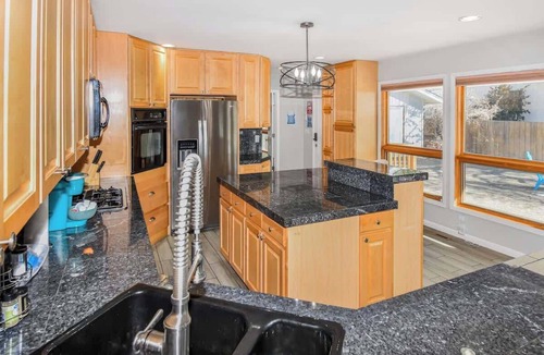 Windsor House | Sunny 6 King Bed Family Haven