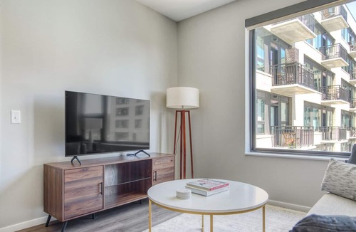 Congress Park Apartment | Sunny Congress Park 1BR w/ Gym & Pool, near shops & dining, by Blueground