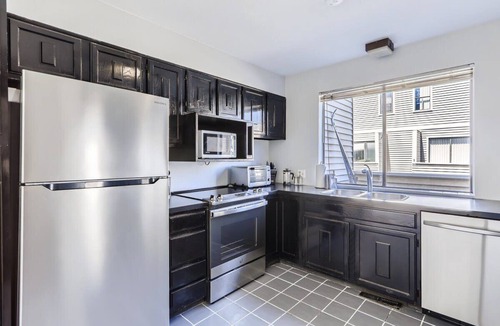 Washington Virginia Vale House | Sunny Suburban Getaway/4BR/3BA Condo w/Pool