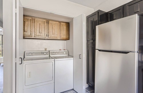 Washington Virginia Vale House | Sunny Suburban Getaway/4BR/3BA Condo w/Pool