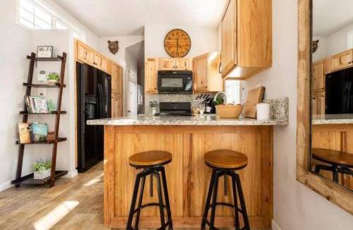 Woodland Park Apartment | Sunny Tiny Haven BBQ Fresh Vibes & Peak Views