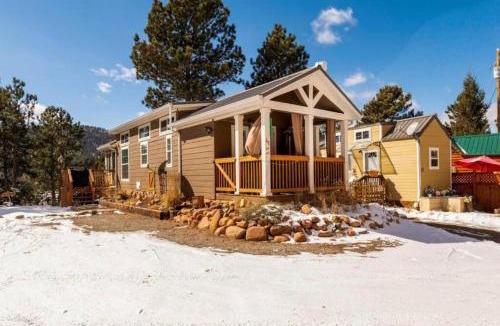 Woodland Park Apartment | Sunny Tiny Haven BBQ Fresh Vibes & Peak Views