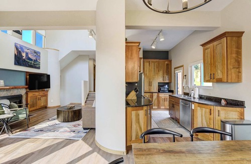 Skyway House | Sunstone Mesa! Luxe Broadmoor Getaway w Hot Tub