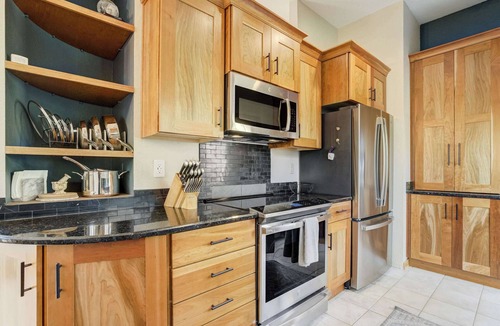 Skyway House | Sunstone Mesa! Luxe Broadmoor Getaway w Hot Tub