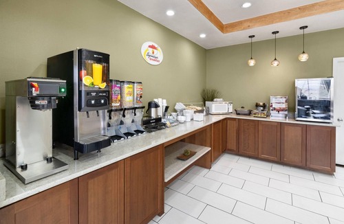 Northwest Colorado Springs Hotel | Super 8 by Wyndham Colo. Sprs. Garden Of The Gods