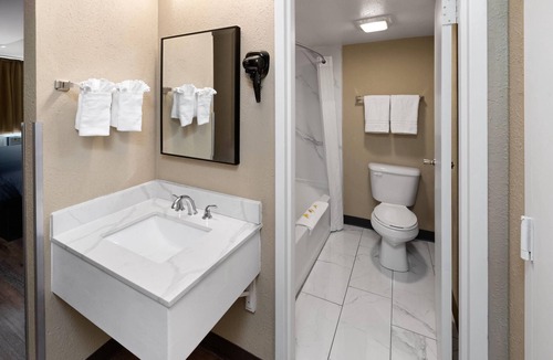 Northwest Colorado Springs Hotel | Super 8 by Wyndham Colo. Sprs. Garden Of The Gods