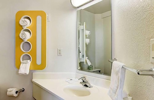 Aurora Hotel | Super 8 by Wyndham Aurora East