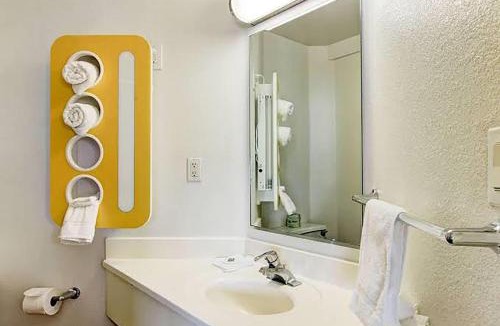 Aurora Hotel | Super 8 by Wyndham Aurora East