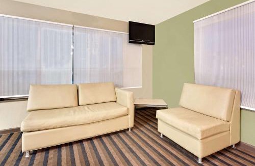 Denver Hotel | Super 8 by Wyndham Denver Central