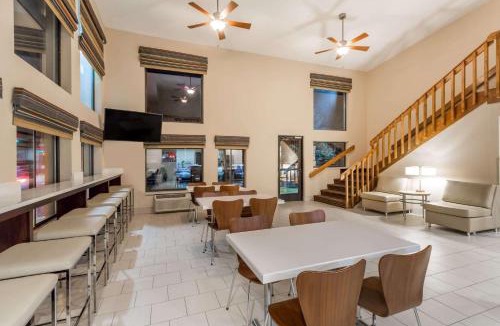 Longmont Hotel | Super 8 by Wyndham Longmont/Twin Peaks