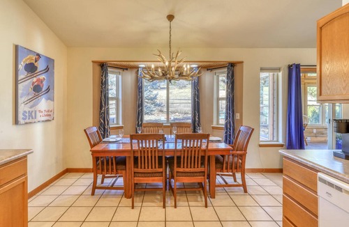 Twin Creek Village House | Sweet Retreat: Bright Home with Sunroom, Fireplace, Fenced Yard, Mountain Views, Near Hot Springs
