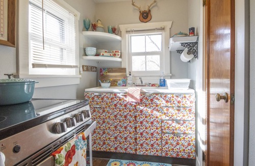 West Colorado Springs Apartment | “SWEET ROSE” Cottage! Vintage Glam! GOG, Horses, Manitou!