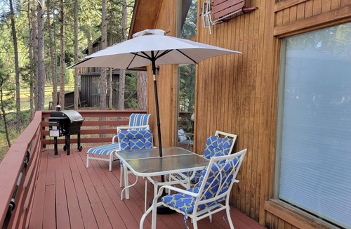 Woodland Park Ski Chalet | Tackle Mountain Lodge: Loft, Activities, Relaxation, and No Chores!