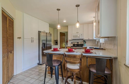 Redlands House | Tanglewood: Spacious Yard & Pet-Friendly Retreat!