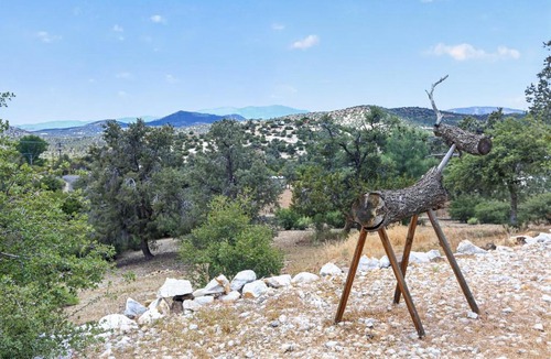 Tehachapi House | Tehachapi 12-Guest Group Escape home