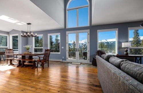 Forest Hills House | Ten Peaks Lookout Home Incredible Views Hot Tub