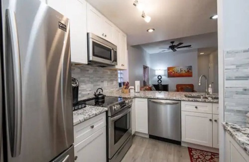 West Highland Condo | Tennyson Gem- New renovation, enjoy longer stays
