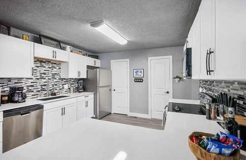 West Colorado Springs House | The Autumn House · 3BR· Hot Tub·Yard·Pet Friendly·10 Mins to Garden of the Gods!
